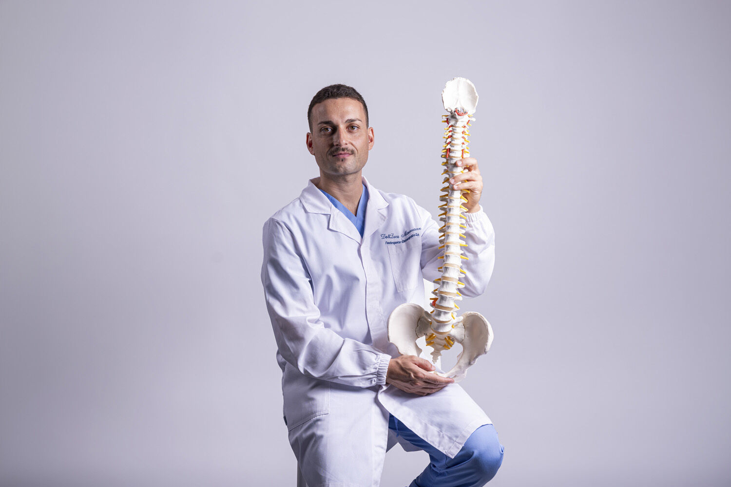 Il Dott. Luca Marzano con un modello di colonna vertebrale